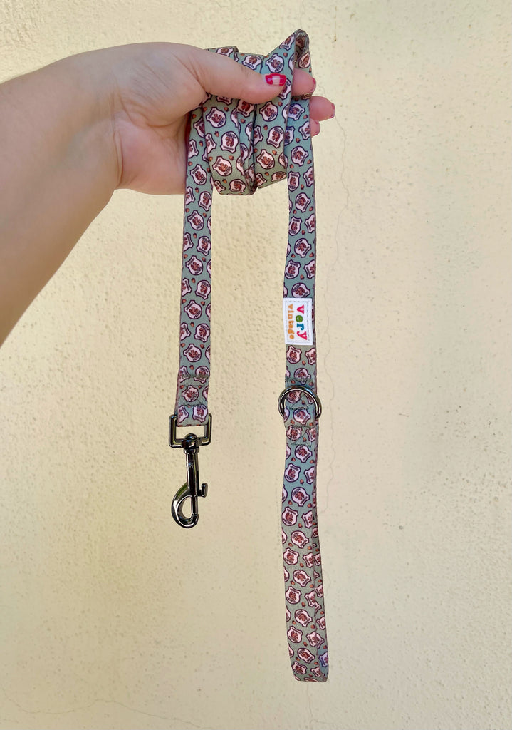 Join the squirrel patrol with this adorable and functional dog leash. Perfect for any outdoor adventure and matching your dog's harness.