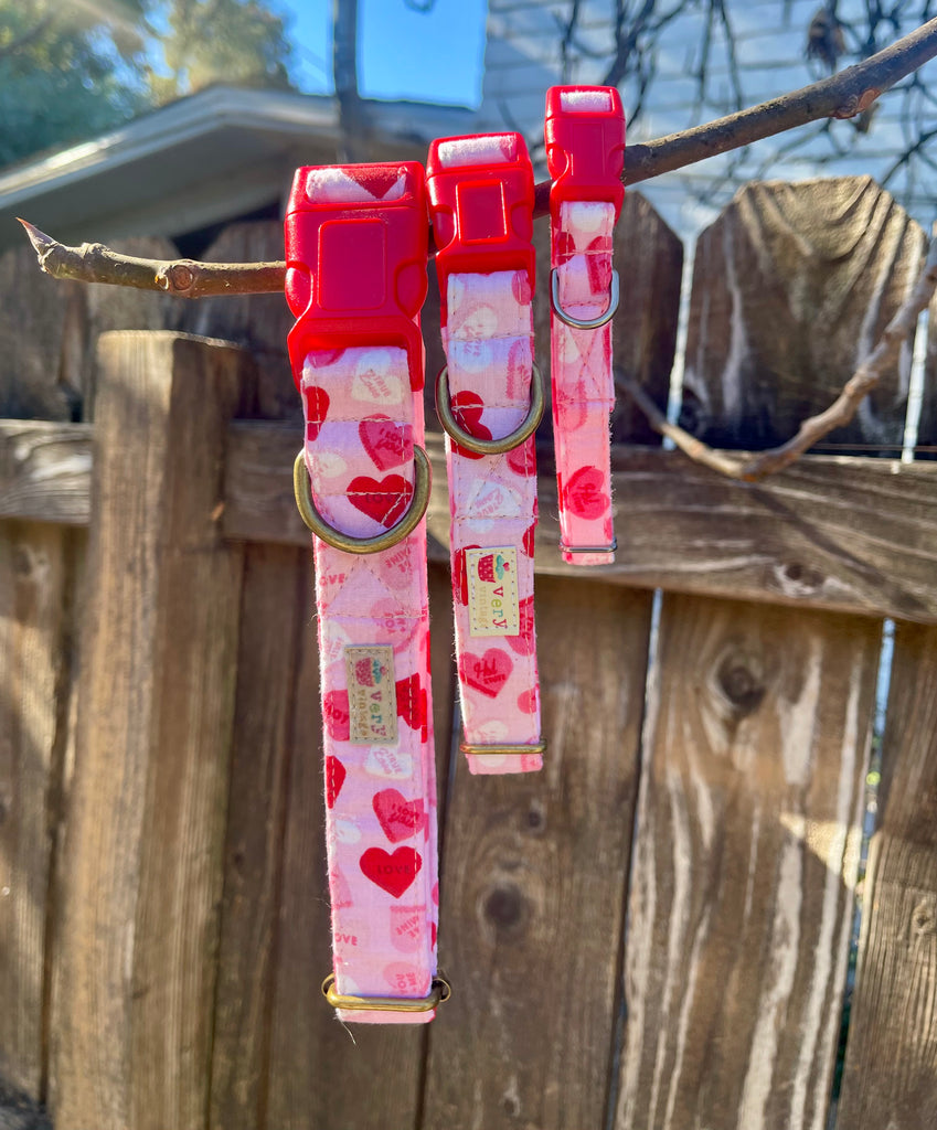 Cute light pink Valentine’s Day dog collar featuring pink & red conversation hearts. Made from organic cotton, this eco-friendly pet accessory is available in custom sizes for a perfect fit.