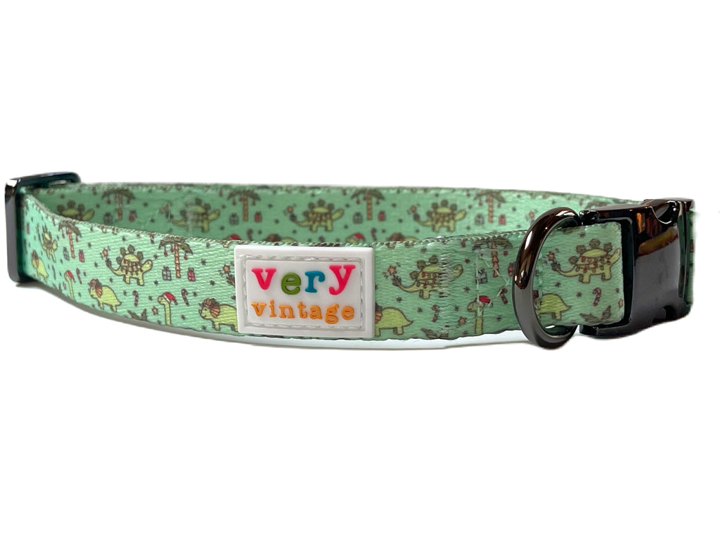 Festive Dog Collar Featuring a Playful Dinosaur Design