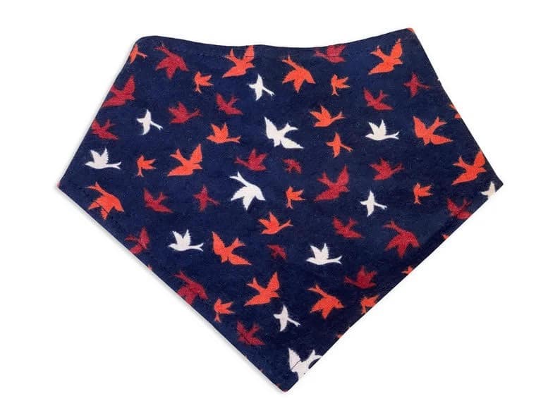 Dog and cat bandana with a navy blue background featuring sparrows and swallows in flight, adding a delicate bird-inspired design to your pet’s wardrobe.