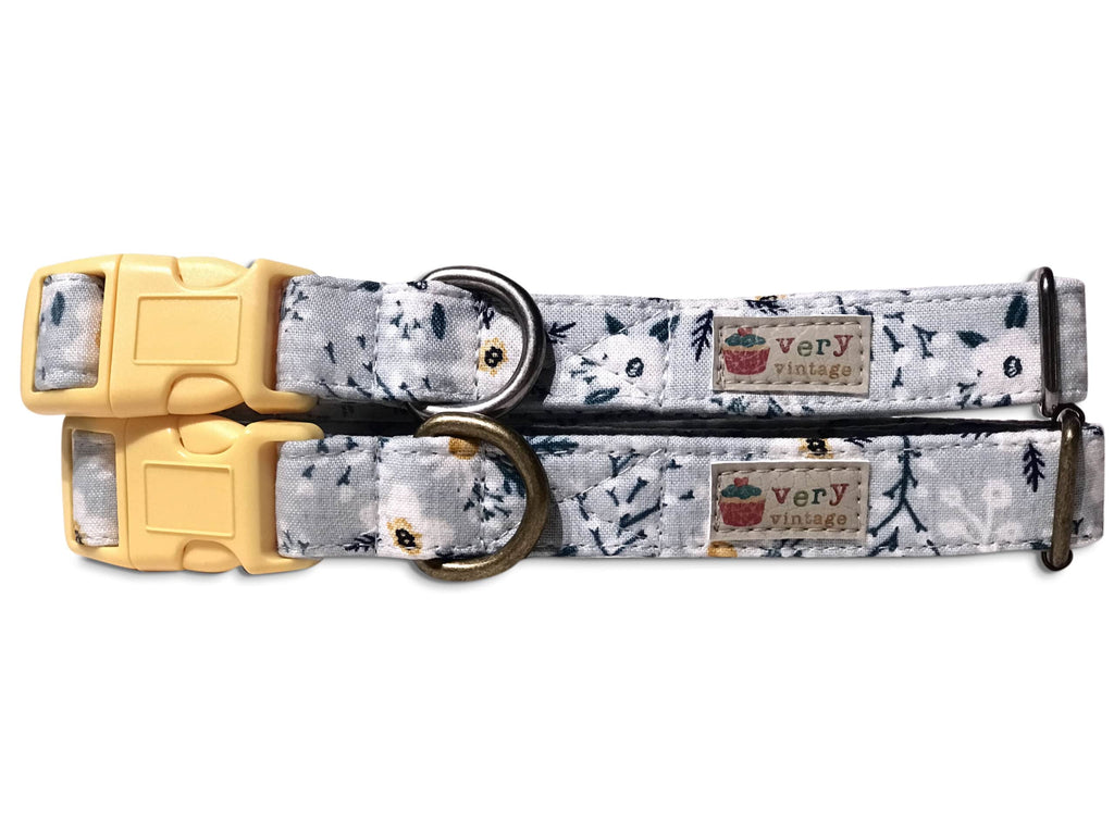 Handmade organic cotton dog and cat collar featuring a soft light gray background adorned with delicate white flower blossoms. A timeless, elegant design perfect for adding a touch of nature to your pet's wardrobe.