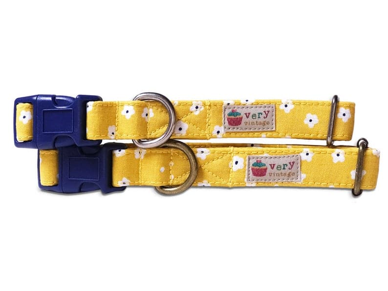 Handmade organic cotton dog and cat collar featuring a warm mustard yellow background with delicate white flower blossoms. With its spring-inspired charm and country vibes, this collar adds a cheerful touch to your pet's wardrobe.