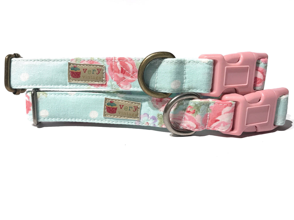 Handmade dog and cat collar featuring a mint green background with light pink cabbage roses and white polka dots. A charming and feminine design, perfect for spring and summer, crafted from soft organic cotton for a comfortable fit.