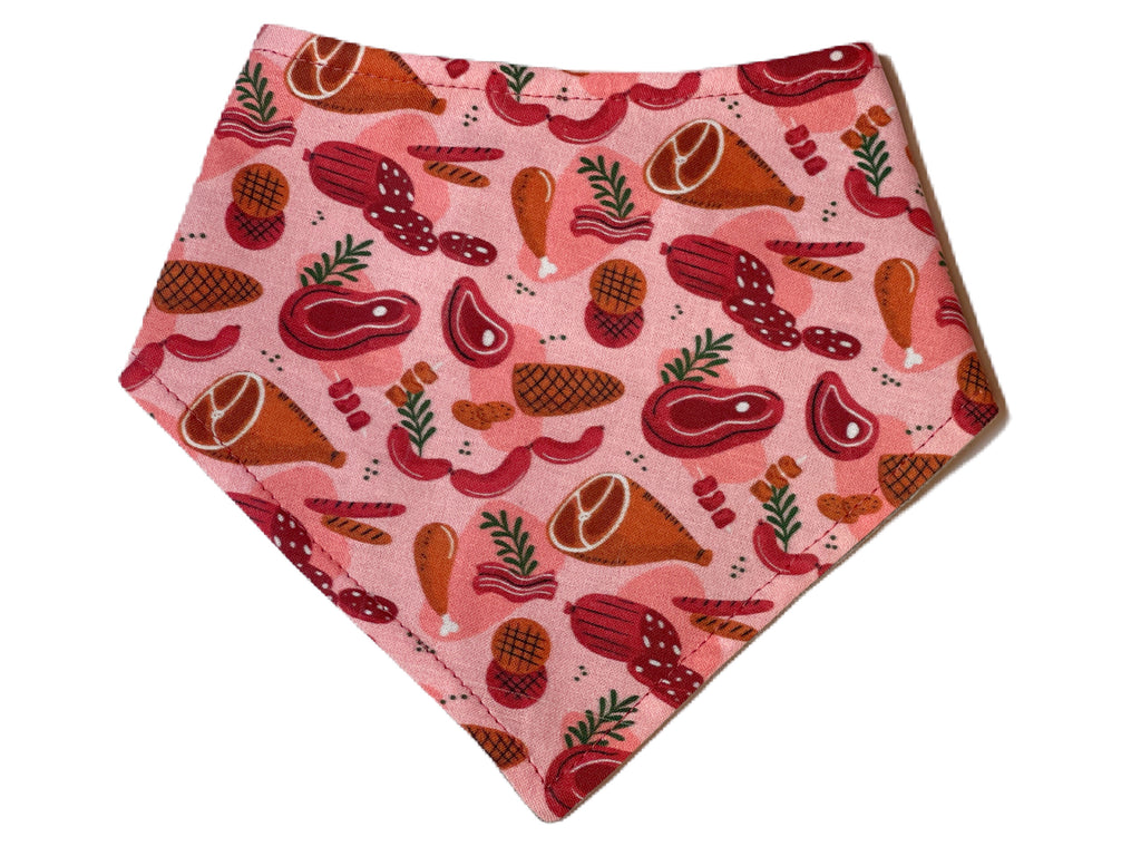 Perfect for a barbecue or picnic: this dog bandana features a delicious meat-inspired design.